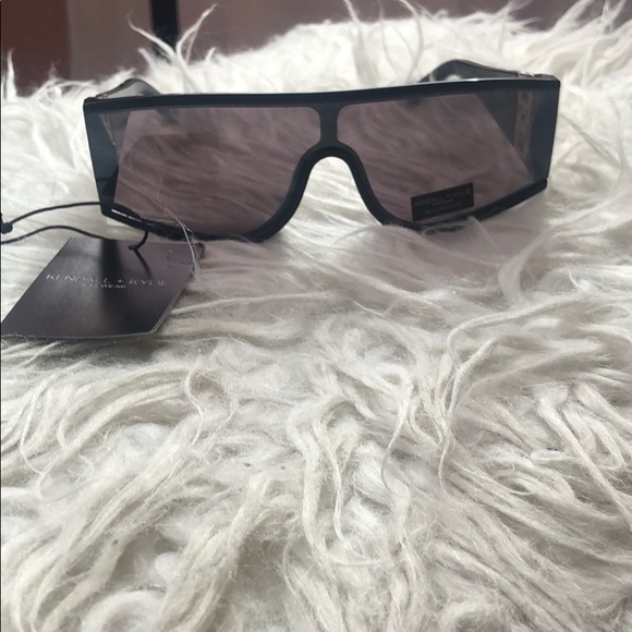 Kendall + Kylie Dallas Black Shield Sunglasses - Picture 4 of 6